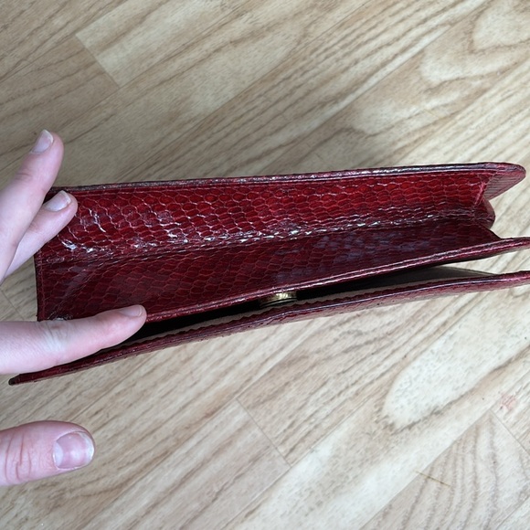 Red crocodile skin textured clutch - Picture 3 of 10